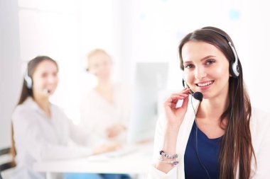 Ofiste dizüstü bilgisayarda çalışan çekici kadın. İş adamları