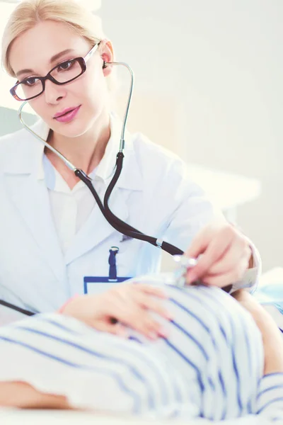 Doctor y paciente discutiendo algo mientras están sentados en la mesa. Concepto de medicina y salud — Foto de Stock