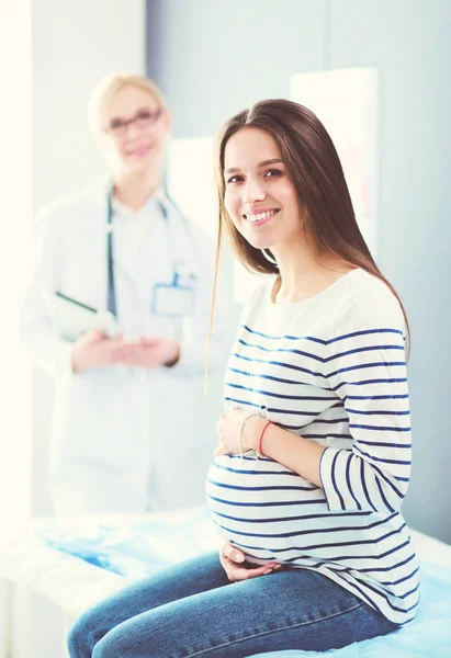 Gyönyörű mosolygós terhes nő az orvossal a kórházban. — Stock Fotó