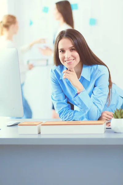 Attraktive Geschäftsfrau, die im Büro am Laptop arbeitet. Geschäftsleute — Stockfoto