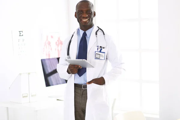 Male black doctor worker with tablet computer standing in hospital — Stock Photo, Image