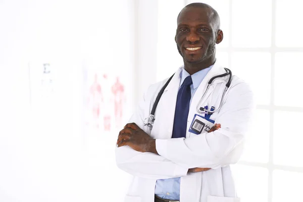 Feliz retrato médico afro hombre con los brazos cruzados — Foto de Stock