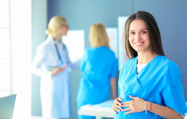 Schöne lächelnde Schwangere mit dem Arzt im Krankenhaus — Stockfoto