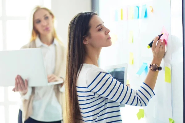 Mooie glimlachende zwangere vrouw met de arts in het ziekenhuis — Stockfoto