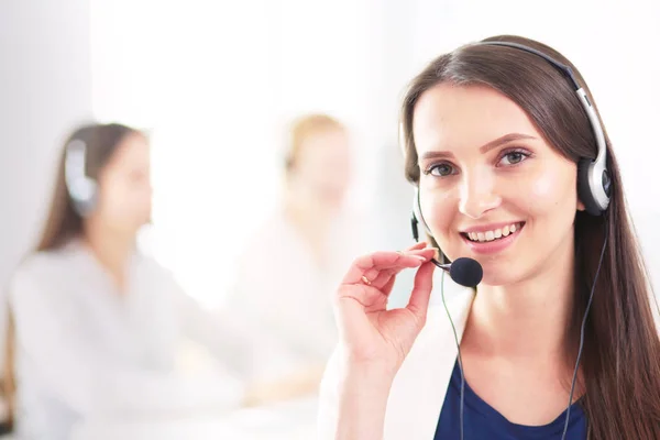 Attraktive Geschäftsfrau, die im Büro am Laptop arbeitet. Geschäftsleute — Stockfoto