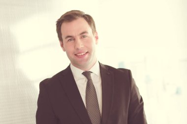 Dışarıda duran kendinden emin bir iş adamının portresi..