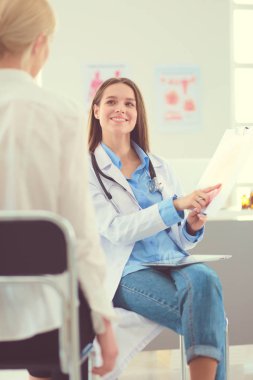 Doktor ve hasta masada otururken bir şey tartışıyorlar. İlaç ve sağlık hizmetleri kavramı