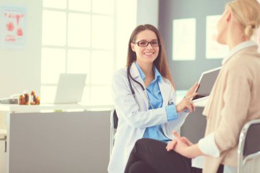 Doktor ve hasta masada otururken bir şey tartışıyorlar. İlaç ve sağlık hizmetleri kavramı