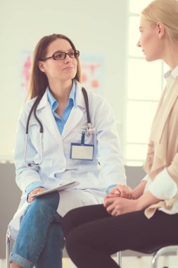 Doktor ve hasta masada otururken bir şey tartışıyorlar. İlaç ve sağlık hizmetleri kavramı