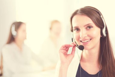 Ofiste dizüstü bilgisayarda çalışan çekici kadın. İş adamları