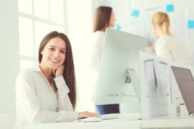 Ofiste dizüstü bilgisayarda çalışan çekici kadın. İş adamları