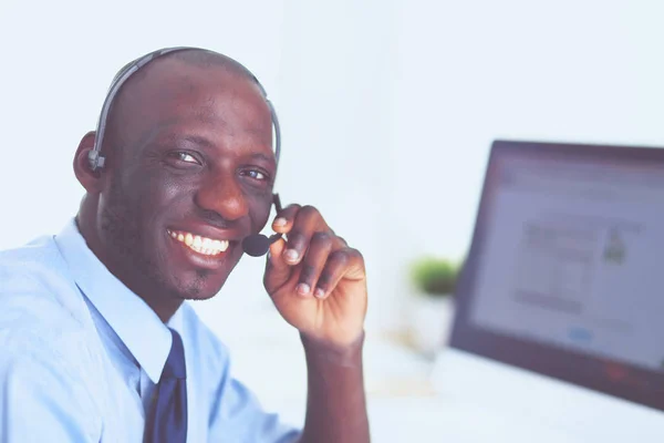 Homme d'affaires afro-américain sur casque de travail sur son ordinateur portable — Photo