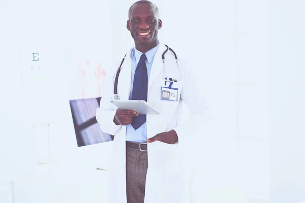 Férfi fekete orvos dolgozó tabletta számítógép áll a kórházban — Stock Fotó