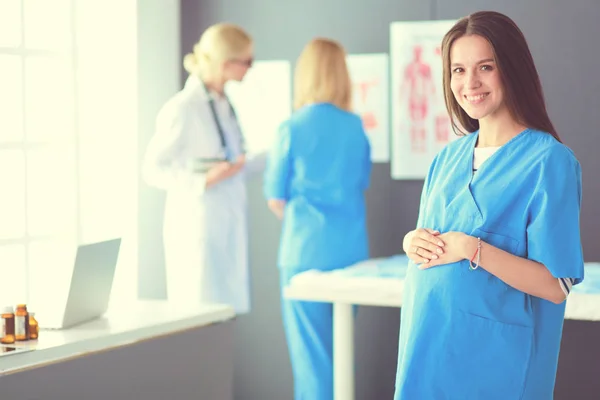 Mooie glimlachende zwangere vrouw met de arts in het ziekenhuis — Stockfoto