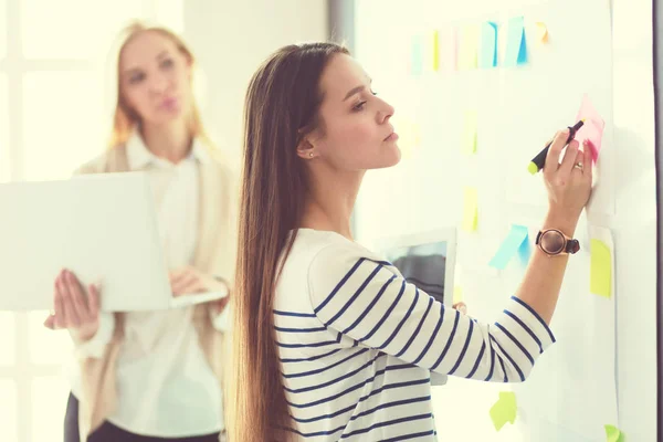 Mooie glimlachende zwangere vrouw met de arts in het ziekenhuis — Stockfoto