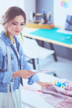 Moda Tasarımcısı kadın stüdyoda tasarımları ile iPad üzerinde