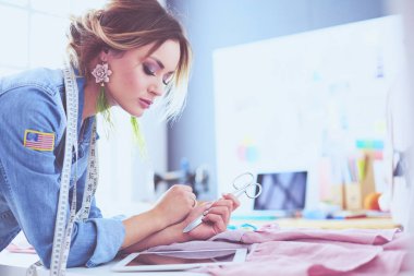 Moda Tasarımcısı kadın stüdyoda tasarımları ile iPad üzerinde