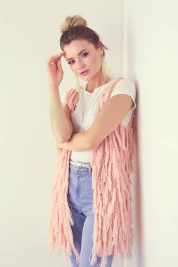 Çalışma odasında duran güzel bir kadın. Güzel kadın..