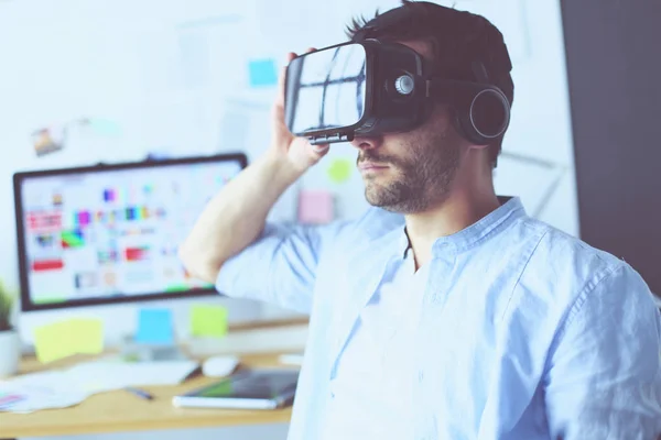 Joven programador de software masculino probando una nueva aplicación con gafas de realidad virtual 3d en la oficina . — Foto de Stock