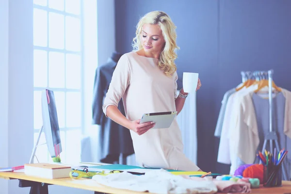 Diseñadora de moda mujer trabajando en sus diseños en el estudio. — Foto de Stock