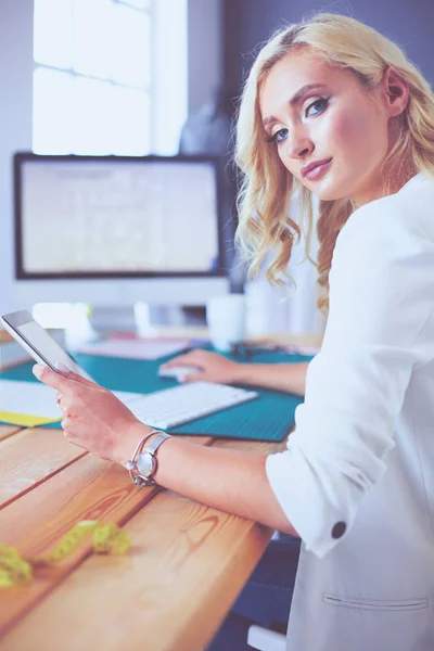 Modedesignerin arbeitet im Atelier an ihren Entwürfen. — Stockfoto