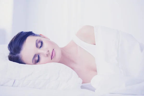 Joven hermosa mujer acostada en la cama. —  Fotos de Stock