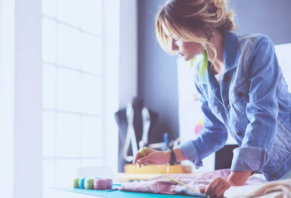 Fashion designer vrouw werkt aan haar ontwerpen in de studio — Stockfoto