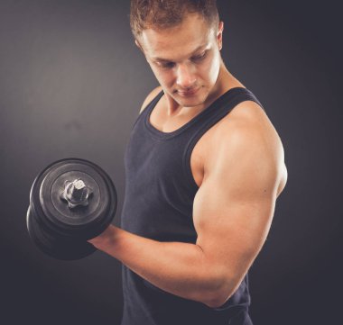 yakışıklı kaslı adam dumbell ile çalışma dışarı