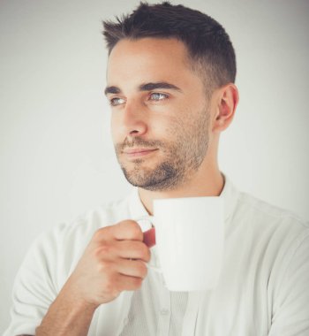 Genç iş adamı beyaz arka planda tek başına duruyor..