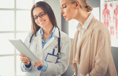 Doktor ve hasta masada otururken bir şey tartışıyorlar. İlaç ve sağlık hizmetleri kavramı