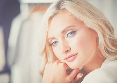 Güzel genç kadın portresi, ofiste oturuyor..