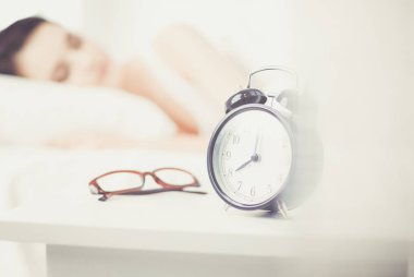 Genç ve güzel bir kadın yatakta yatıyor..