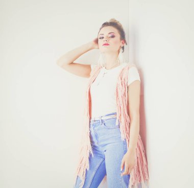 Çalışma odasında duran güzel bir kadın. Güzel kadın..