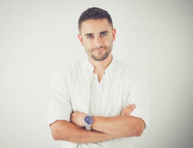 Genç iş adamı beyaz arka planda tek başına duruyor..