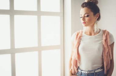 Çalışma odasında duran güzel bir kadın. Güzel kadın..