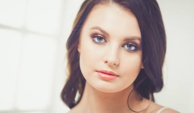 Evdeki yatakta uzanmış güzel esmer.