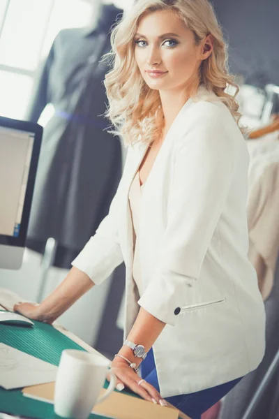 Fashion designer vrouw werkt aan haar ontwerpen in de studio. — Stockfoto