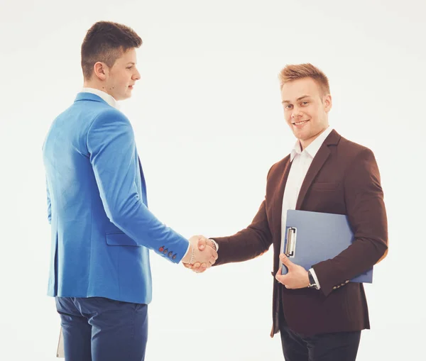 Красивые молодые бизнесмены пожимают друг другу руки, стоят — стоковое фото
