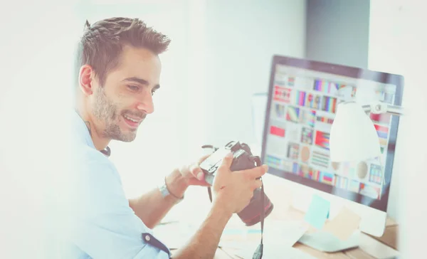 Retrato de jovem designer sentado no estúdio gráfico na frente de laptop e computador enquanto trabalhava online. — Fotografia de Stock