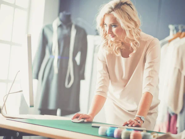 Modedesignerin arbeitet im Atelier an ihren Entwürfen. — Stockfoto