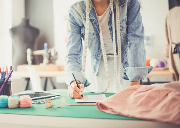 Diseñadora de moda mujer trabajando en sus diseños en el estudio — Foto de Stock