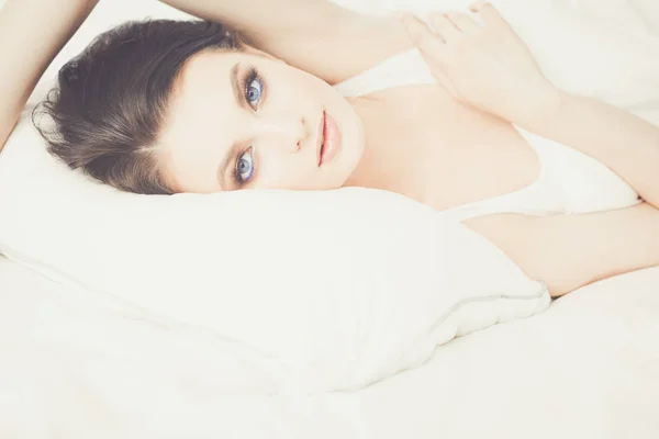 Junge schöne Frau liegt im Bett. — Stockfoto