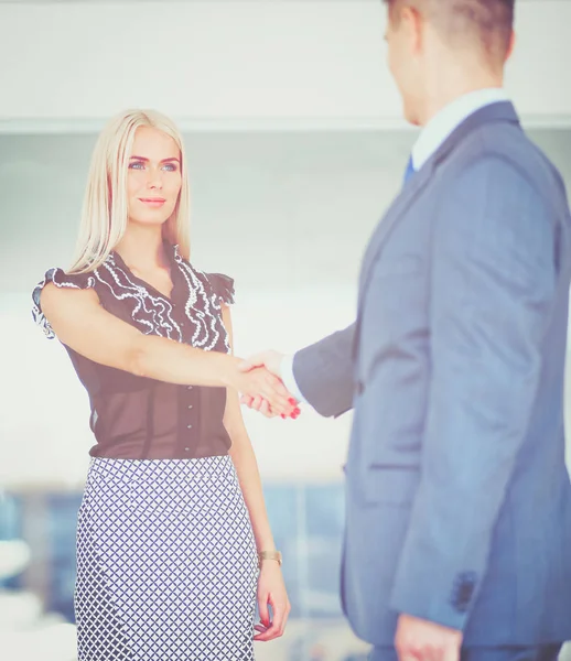 Gente de negocios dándose la mano después de reunirse —  Fotos de Stock