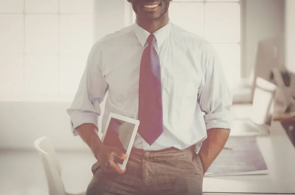 Retrato de un apuesto hombre de negocios negro de pie en el cargo — Foto de Stock