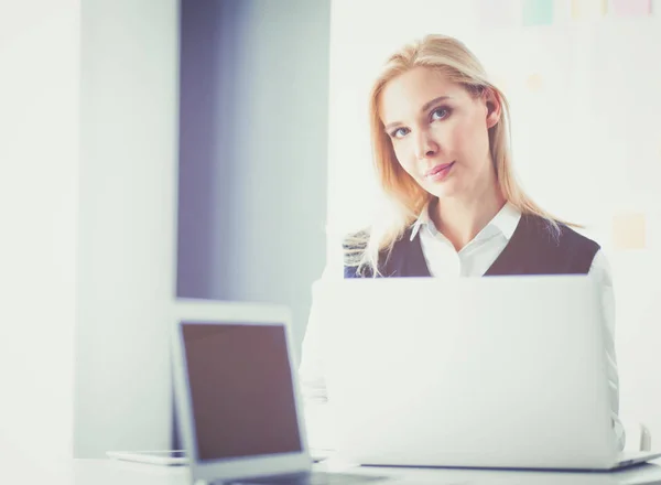 Mulher de negócios atraente trabalhando no laptop no escritório. Empresários — Fotografia de Stock