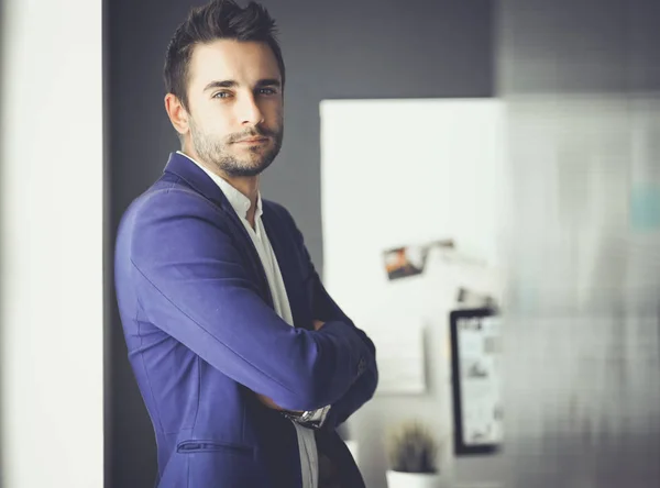 Retrato del joven diseñador frente a la computadora portátil y el ordenador mientras trabaja . —  Fotos de Stock