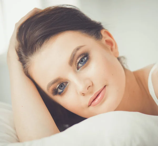 Jovem bela mulher deitada na cama. — Fotografia de Stock