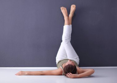 Mutlu sevimli kadın bacakları ile yerde yatarken kaldırdı