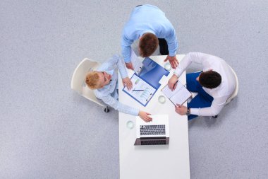 İki genç işadamları birlikte ayakta portresi