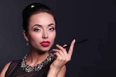 Siyah arka planda duran Retro kadın portresi